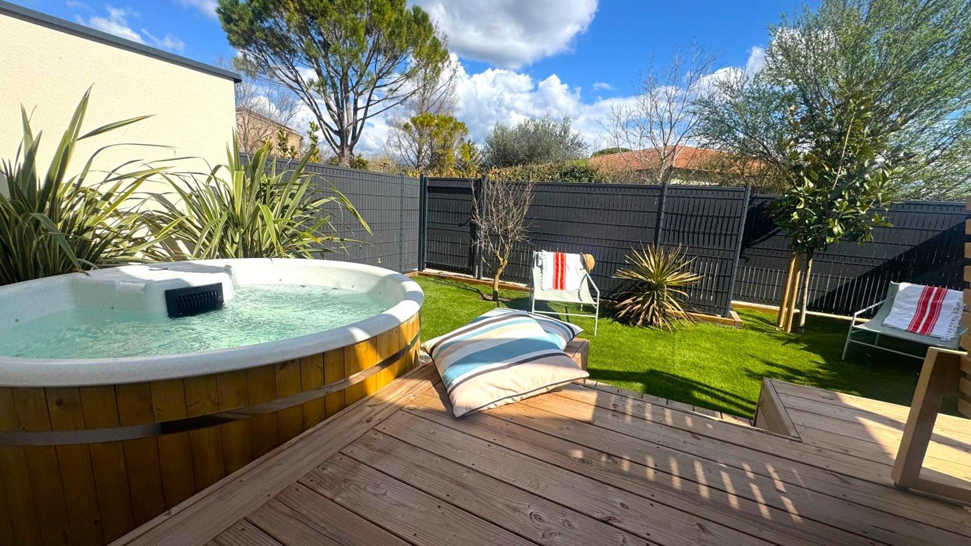 Daya Lodge. LʼIsle-sur-la-Sorgue Zewnętrze zdjęcie